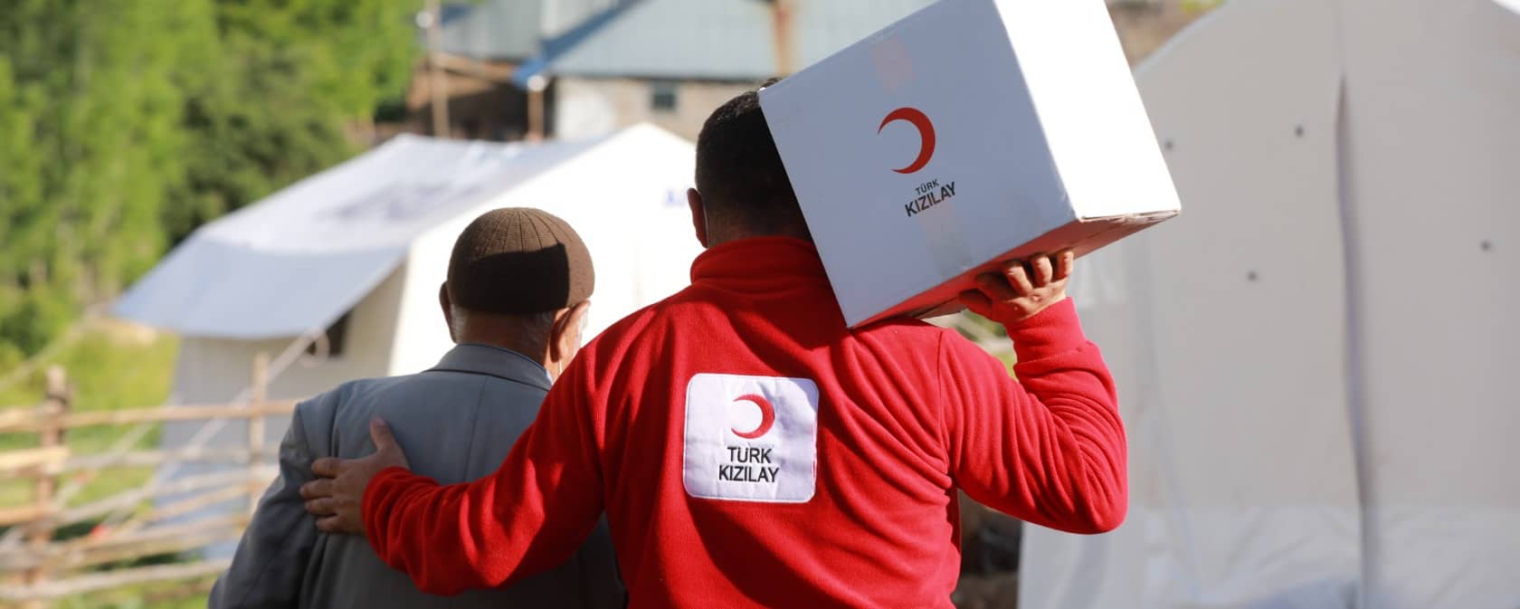 منذ الأزمة السورية تواصل منظمة الهلال الأحمر تقديم المساعدات للمحتاجين
